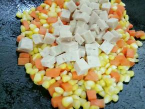 最后加入肉饼再次翻炒