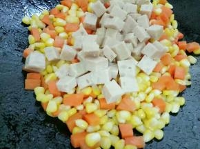 最后加入肉饼再次翻炒