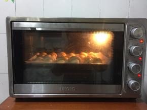 放入预热好的烤箱中层，上火165度，下火150度烤20分钟即可！(我家人比较多，我做的是两盘的量，也可以节省电！烤第一盘的时候，可以把另外一盘放在冰箱冷藏，以免发酵过头！等待第一盘烤好了，再继续烤另外一盘！)