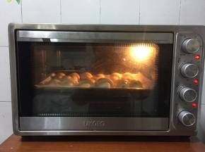 放入预热好的烤箱中层，上火165度，下火150度烤20分钟即可！(我家人比较多，我做的是两盘的量，也可以节省电！烤第一盘的时候，可以把另外一盘放在冰箱冷藏，以免发酵过头！等待第一盘烤好了，再继续烤另外一盘！)