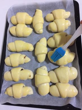 等到面团发酵到原来的二倍大时，表面刷蛋液，烤箱开始预热200度10分钟！