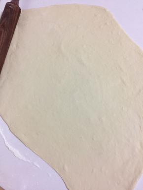 发酵好的面团充分排气后，撒少许面粉，擀成面片备用。