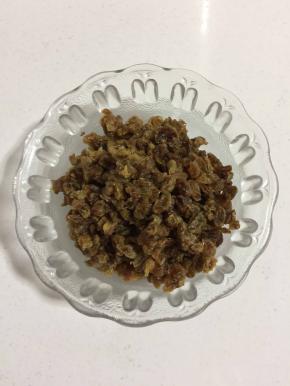 葡萄干用温水泡软，挤干水分，切碎备用。