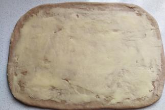 先用刮板抹均匀