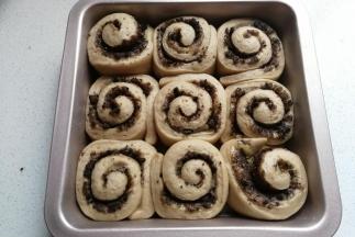 再将发酵好的面包胚放入预热好的烤箱中层上下火180度烤约20分钟左右即好。