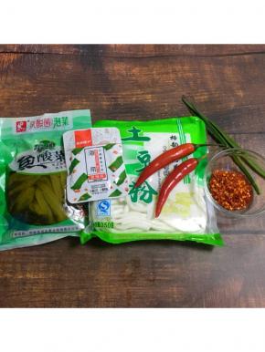 将酸菜，海带，土豆粉，红尖椒，辣椒片，香葱准备好