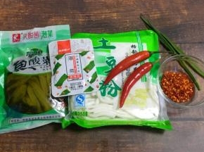 将酸菜，海带，土豆粉，红尖椒，辣椒片，香葱准备好