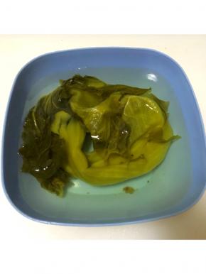 拿一片酸菜装碗泡水