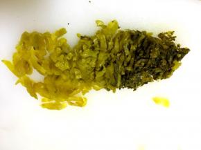 泡好后将水份挤干切小块