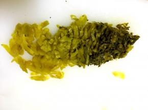 泡好后将水份挤干切小块