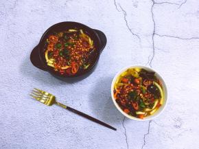 锅里烧油，油热后淋上，撒葱花