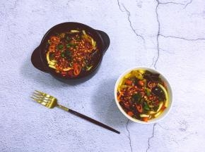 锅里烧油，油热后淋上，撒葱花