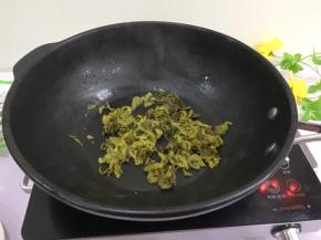 锅里放少许猪油，将酸菜放入