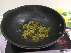 锅里放少许猪油，将酸菜放入