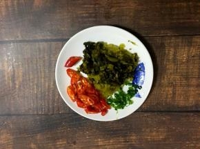 将红尖椒洗净切小段，香葱洗净切碎