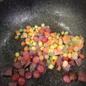 倒入蔬菜豆炒熟后捞出