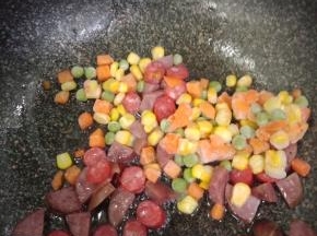 倒入蔬菜豆炒熟后捞出