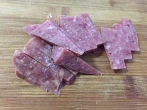 腊肠切条状，也可以用腊肉