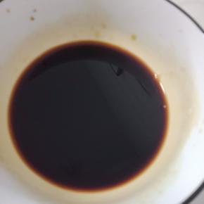 根据个人口味，调一碗味汁备用。喜欢咸口糖和蚝油可以少放。喜欢甜口就酱油少放些，然后用温水冲开。