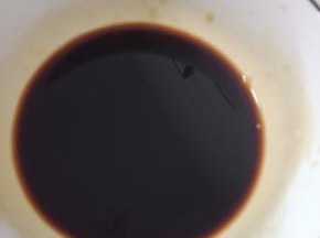 根据个人口味，调一碗味汁备用。喜欢咸口糖和蚝油可以少放。喜欢甜口就酱油少放些，然后用温水冲开。