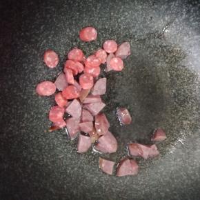 热锅倒油，油热下腊肉和腊肠翻炒