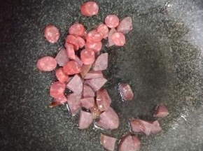 热锅倒油，油热下腊肉和腊肠翻炒