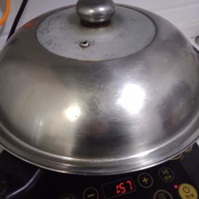 加盖子，大火煮沸 ，然后小火焖25分钟左右。火候和时间根据自家情况调整。