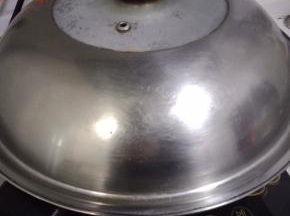 加盖子，大火煮沸 ，然后小火焖25分钟左右。火候和时间根据自家情况调整。