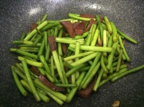 改大火，翻炒几下，迅速起锅