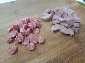 腊肠和腊肉切小块或切丁（我没有腊肉，所以改用两种不同风味的腊肠）