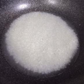 大米洗净倒入锅内，加入适量清水，比平时煮米饭的水稍微多些，沒过大米，水深1/3个中指左右