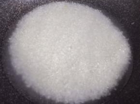 大米洗净倒入锅内，加入适量清水，比平时煮米饭的水稍微多些，沒过大米，水深1/3个中指左右