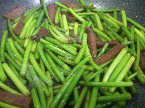 待蒜苔变熟，烹入鸡精