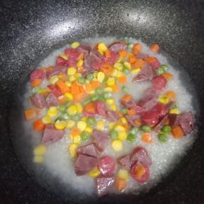 倒入炒好的配料，在表面铺平