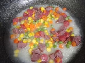 倒入炒好的配料，在表面铺平