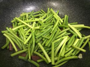 倒入蒜苔，加入料酒大火翻炒