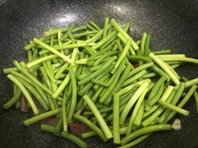 倒入蒜苔，加入料酒大火翻炒