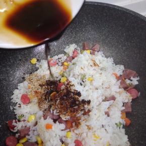 待大米煮熟，锅铲沿边缘翻开米饭，底部有锅巴。即可关火。把米饭和锅巴一起铲碎，然后调入味汁拌匀即可食用