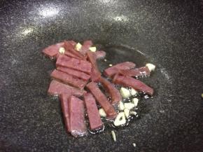 热锅倒油，油热后下葱姜蒜炒香，倒入腊肠翻炒几下