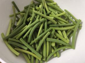 蒜苔切2/3中指长的段，洗净沥干水分