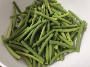 蒜苔切2/3中指长的段，洗净沥干水分