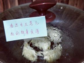 倒入半碗水，水量没过饺子一半即可。盖上盖子小火煎至。约3分钟，期间摇动平底锅，避免粘锅。水份蒸发完，饺子也就熟了。