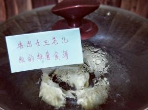 倒入半碗水，水量没过饺子一半即可。盖上盖子小火煎至。约3分钟，期间摇动平底锅，避免粘锅。水份蒸发完，饺子也就熟了。