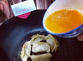 准备个大口碗，我用的草鸡蛋，比较小，所以用3只，(可以根据喜欢增减)鸡蛋敲碗里，加入盐，十三香，用筷子打散。将打散的蛋液快速倒入锅中，小火煎至。