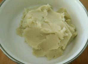 加入少许盐，搅拌均匀。