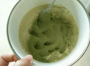 加入抹茶粉，搅拌均匀。