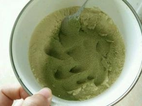 加入抹茶粉，搅拌均匀。