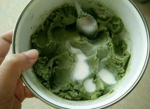 再加入适量牛奶，调到软硬适中即可。