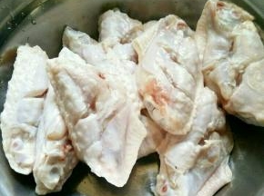 鸡翅洗干净，在两面划几刀。