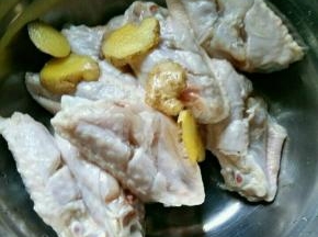 拍一块姜放进去。